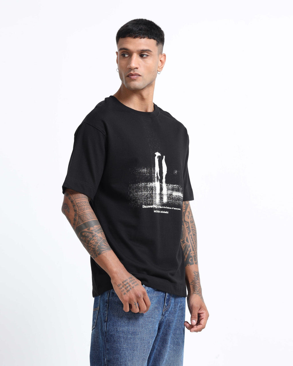 DISCOVERING BLACK TEE - Relaxed Fit