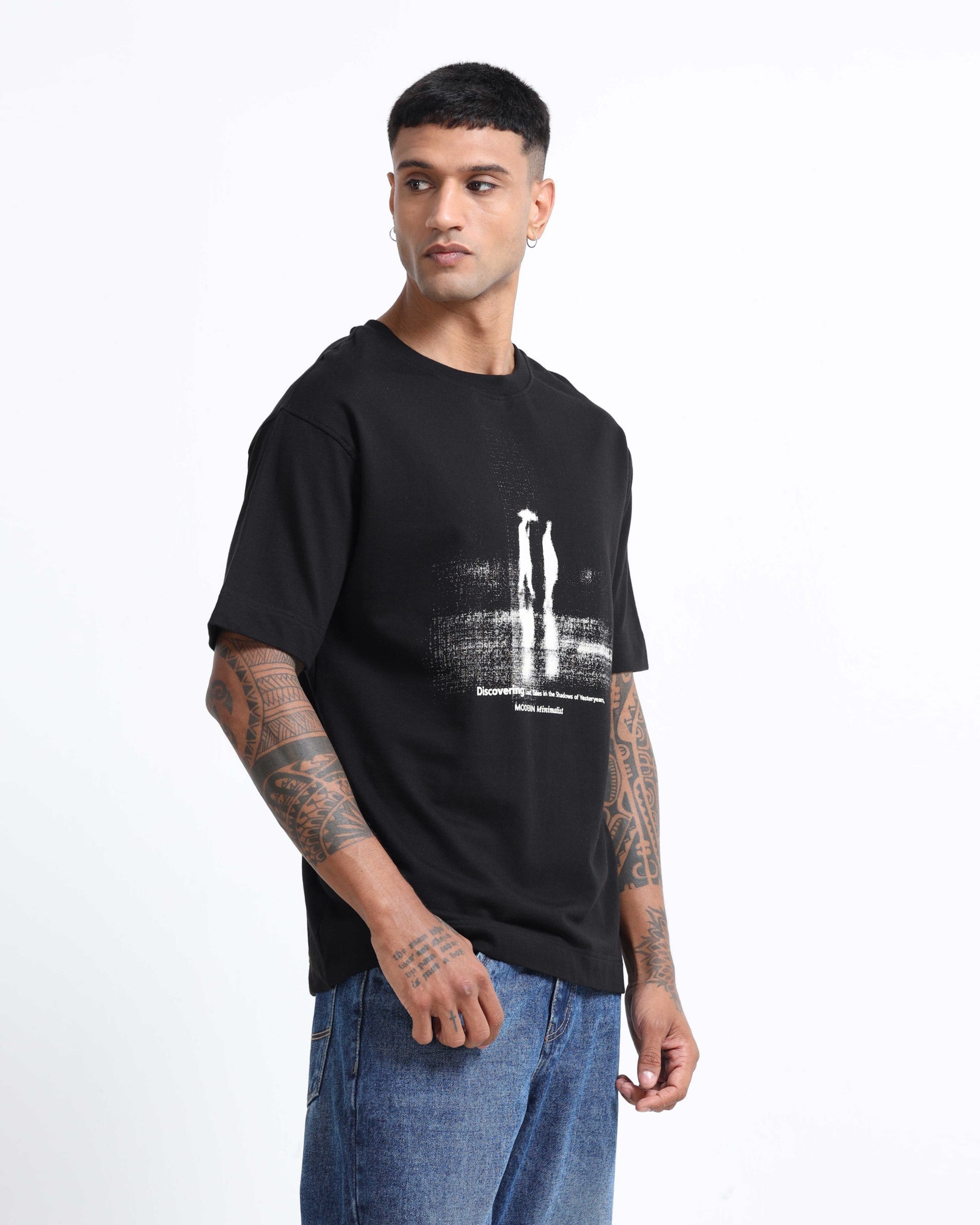 DISCOVERING BLACK TEE - Relaxed Fit