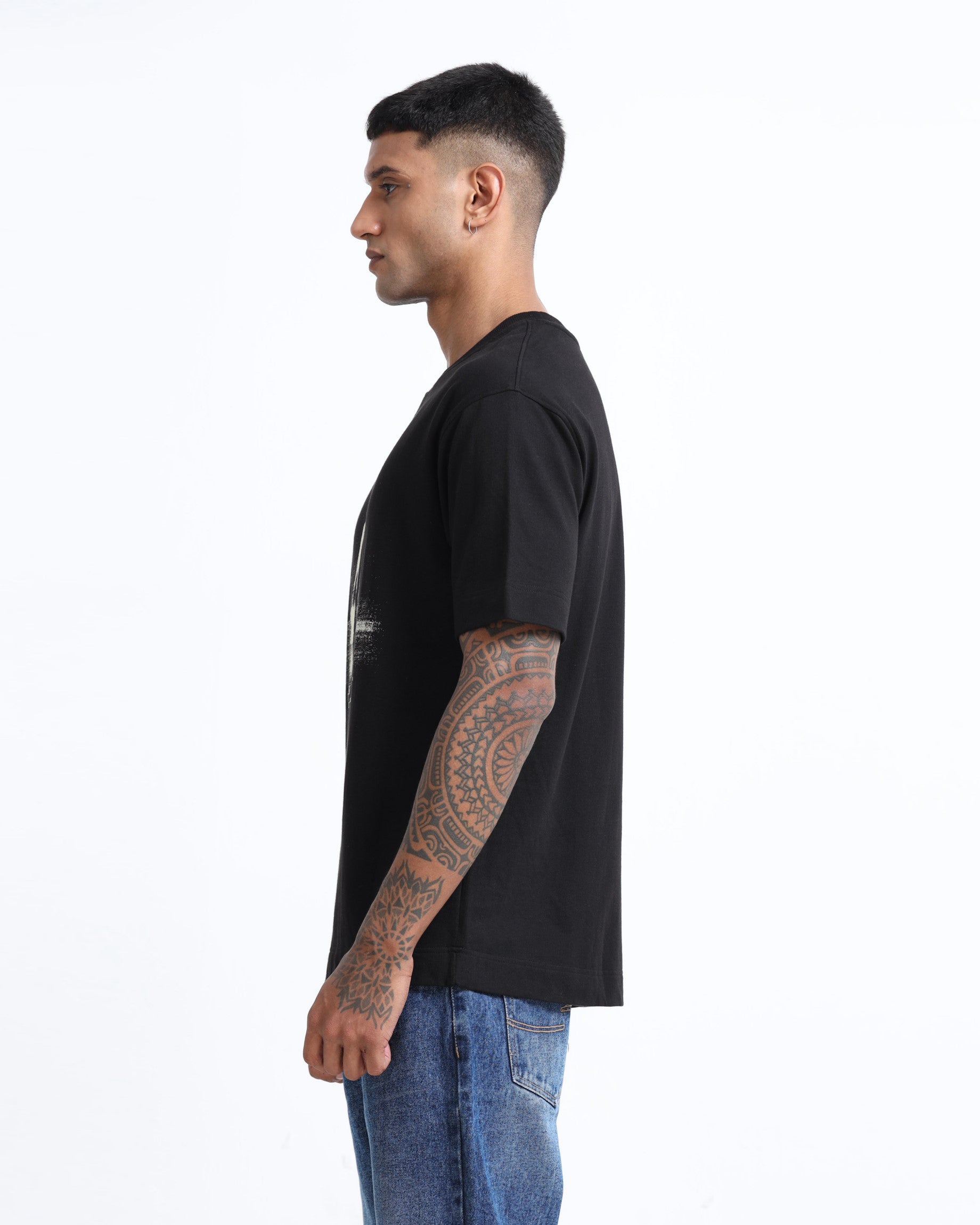 DISCOVERING BLACK TEE - Relaxed Fit