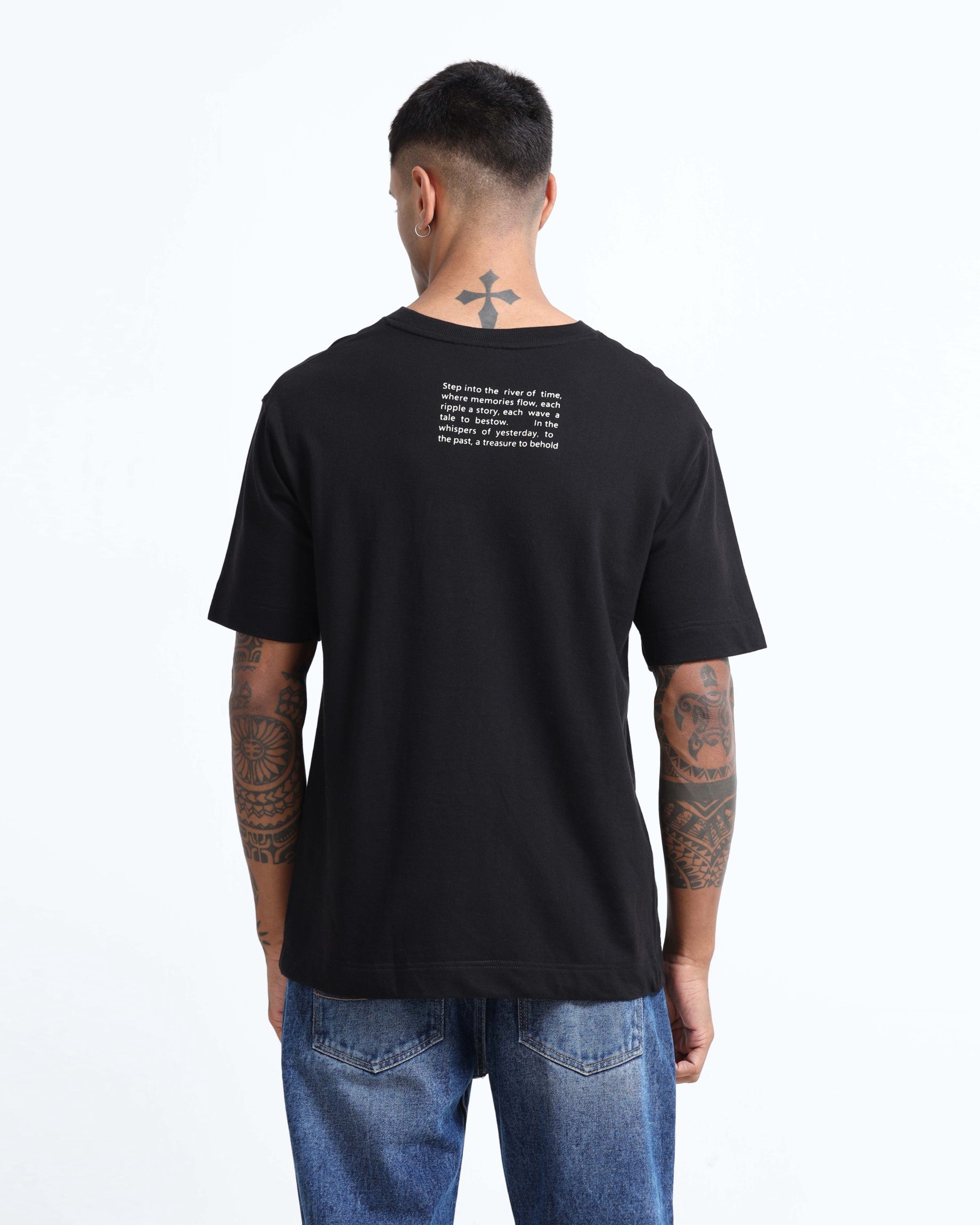 DISCOVERING BLACK TEE - Relaxed Fit