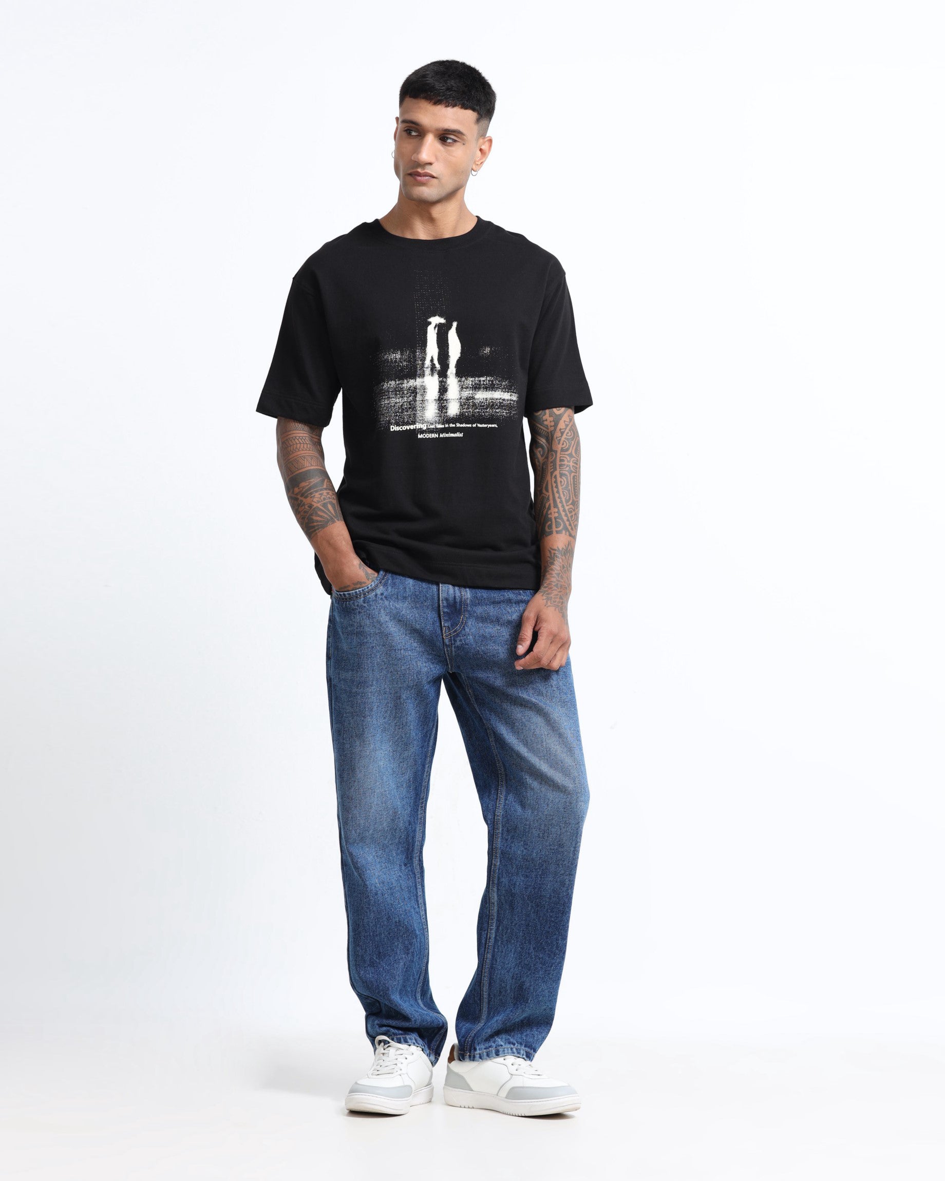 DISCOVERING BLACK TEE - Relaxed Fit