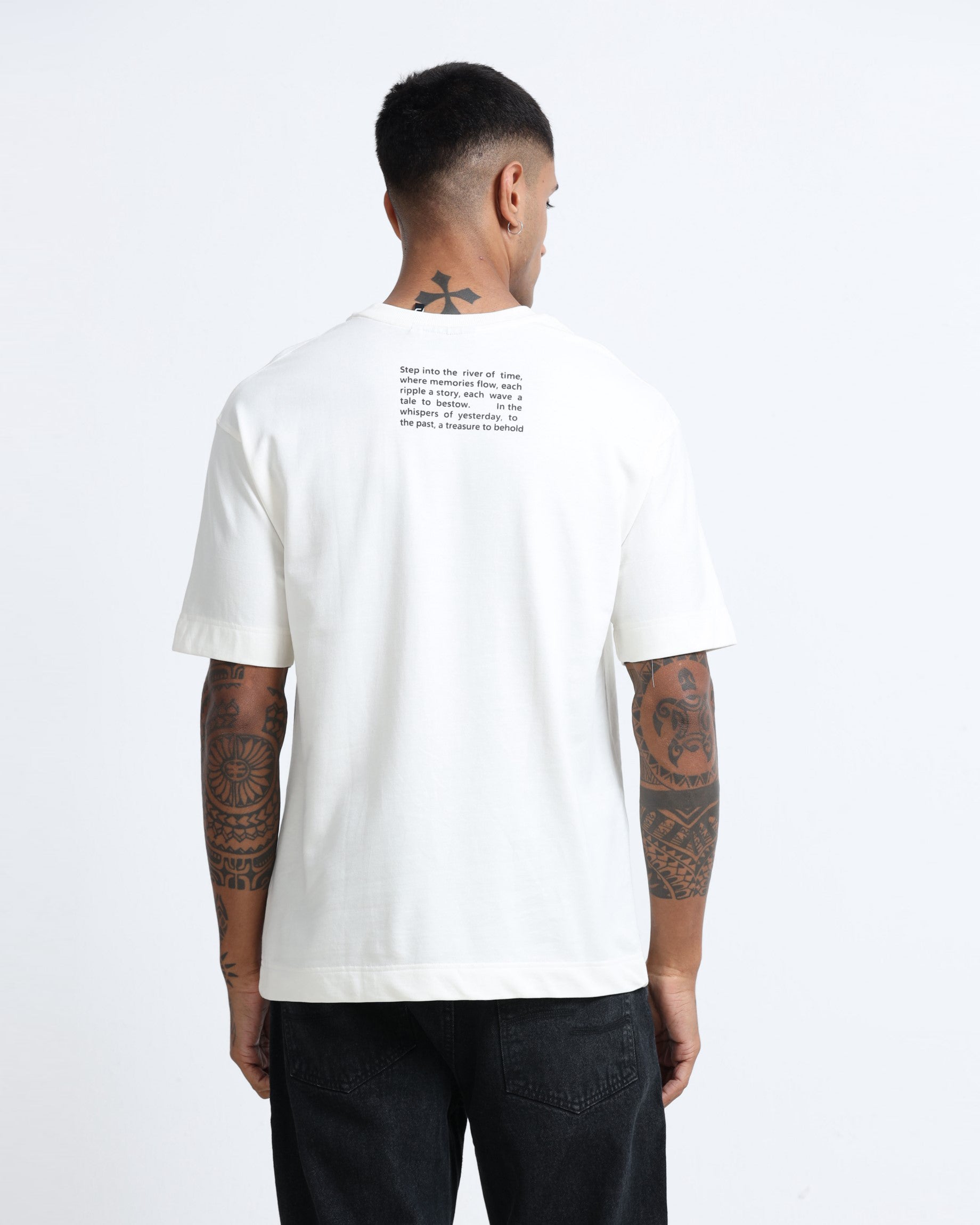 DISCOVERING OFF WHITE TEE - Relaxed Fit