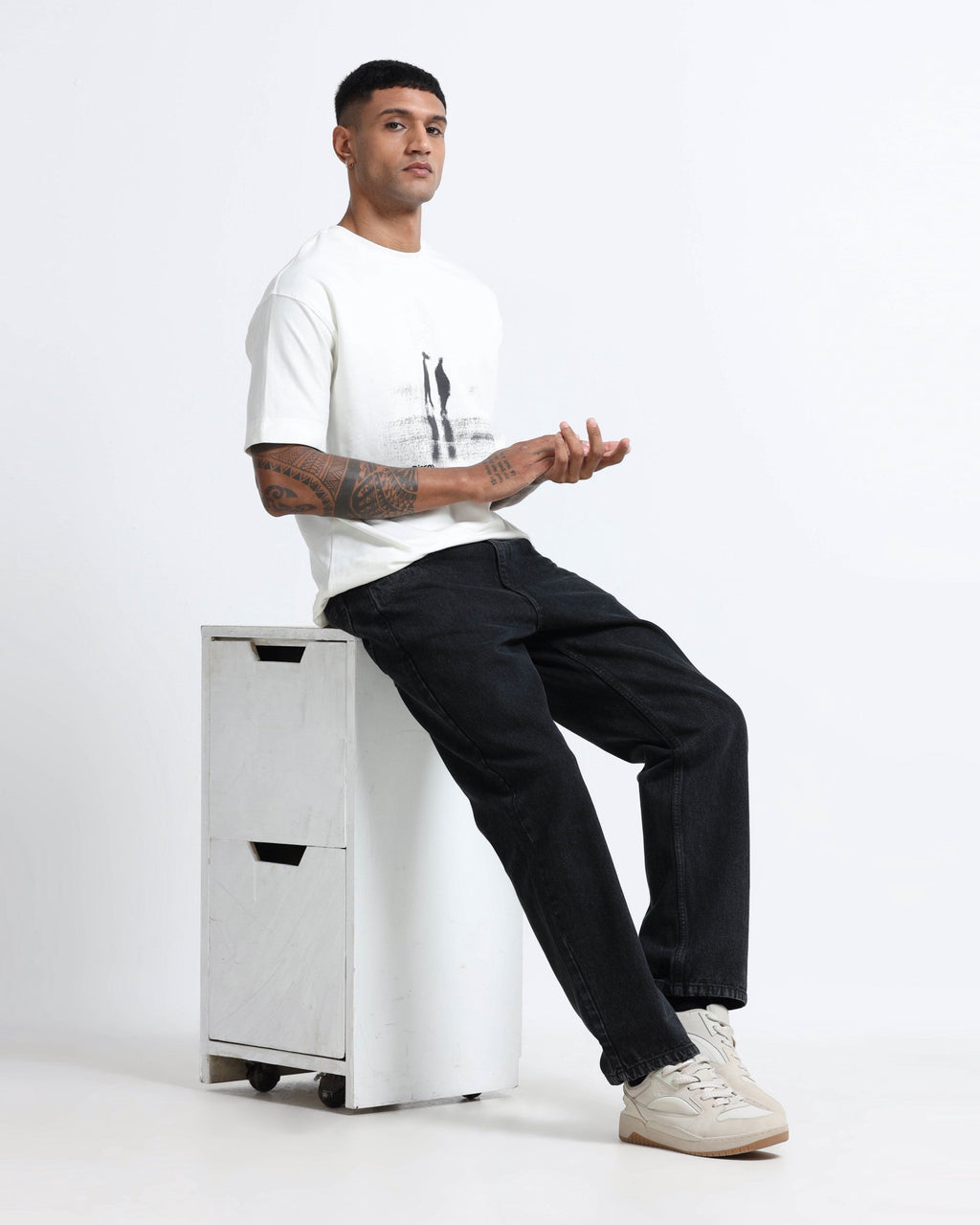 DISCOVERING OFF WHITE TEE - Relaxed Fit