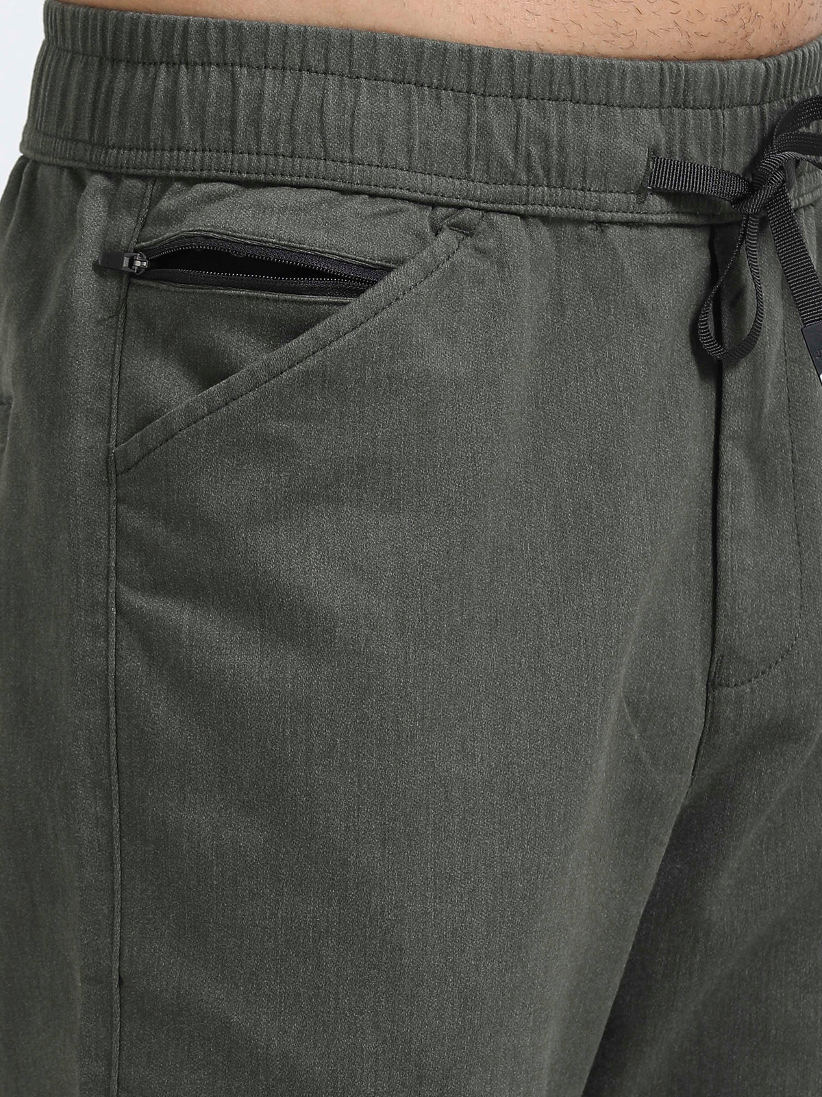 Men Relaxed Airport Traveller Trouser-Grey