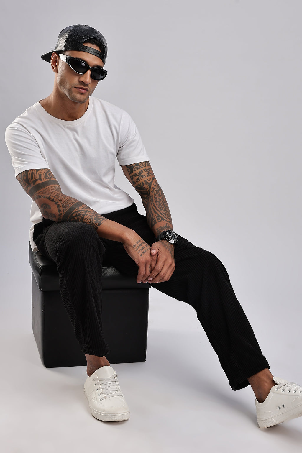 Men Corduroy Relaxed Traveller-Black