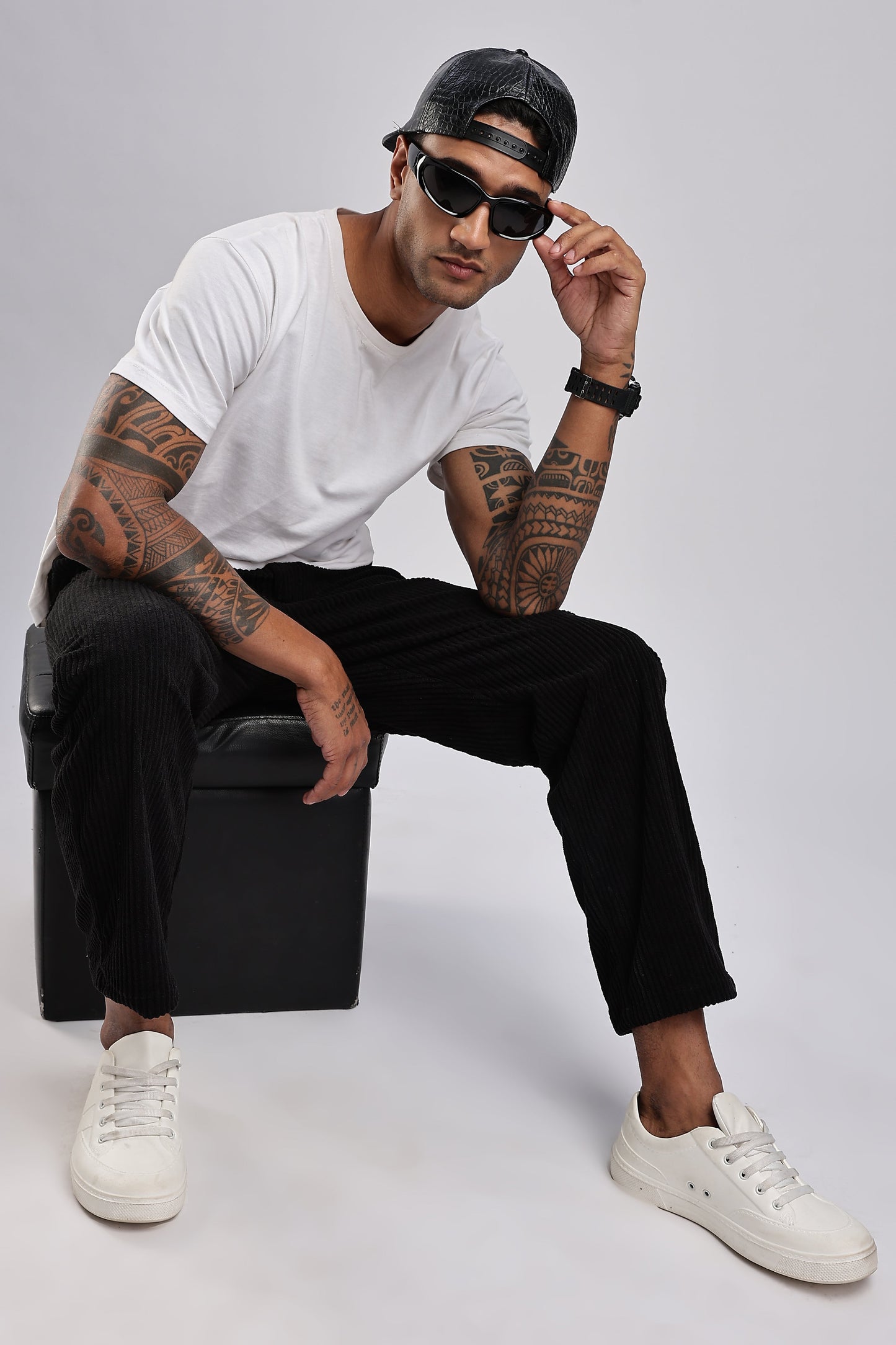 Men Corduroy Relaxed Traveller-Black